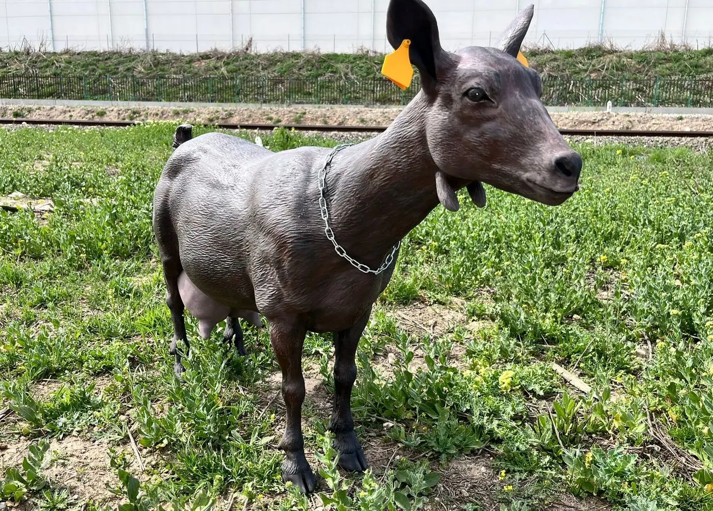Figura de cabra a tamaño real en el campo