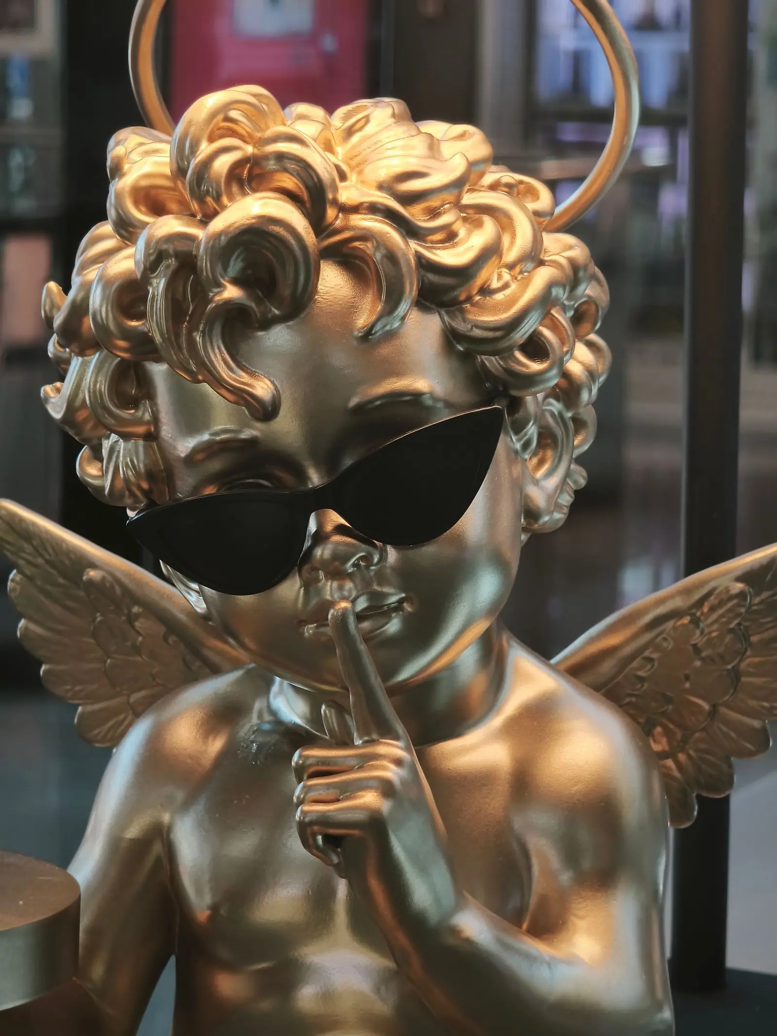 El cupido de perfil, con los rizos dorados y las alas