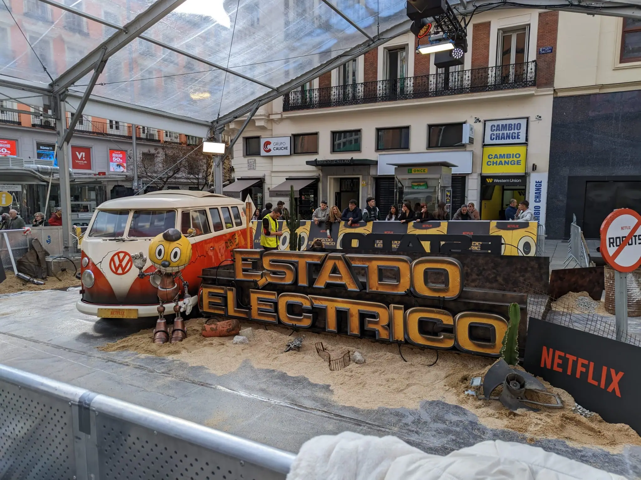 Decorado del estreno de la película Estado eléctrico de Netflix, con una furgoneta antigua y el título en volumen