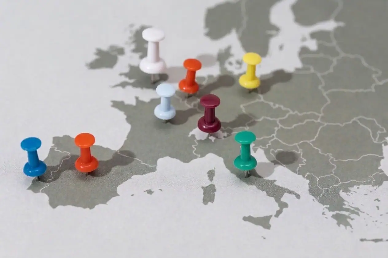 Mapa de Europa con chinchetas de colores clavadas en distintos países