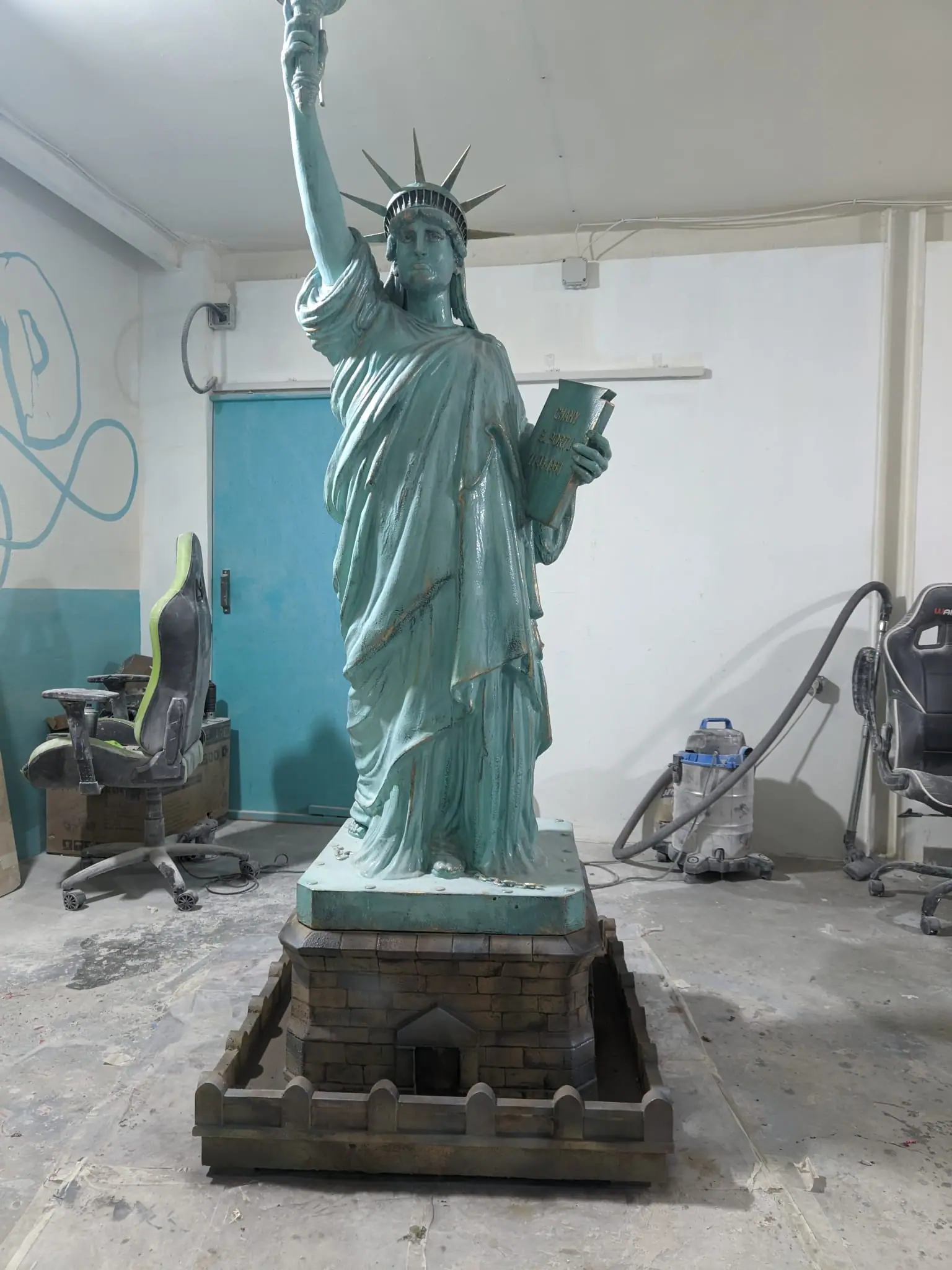 Escultura de la Estatua de la Libertad con pátina verde, terminada en el taller