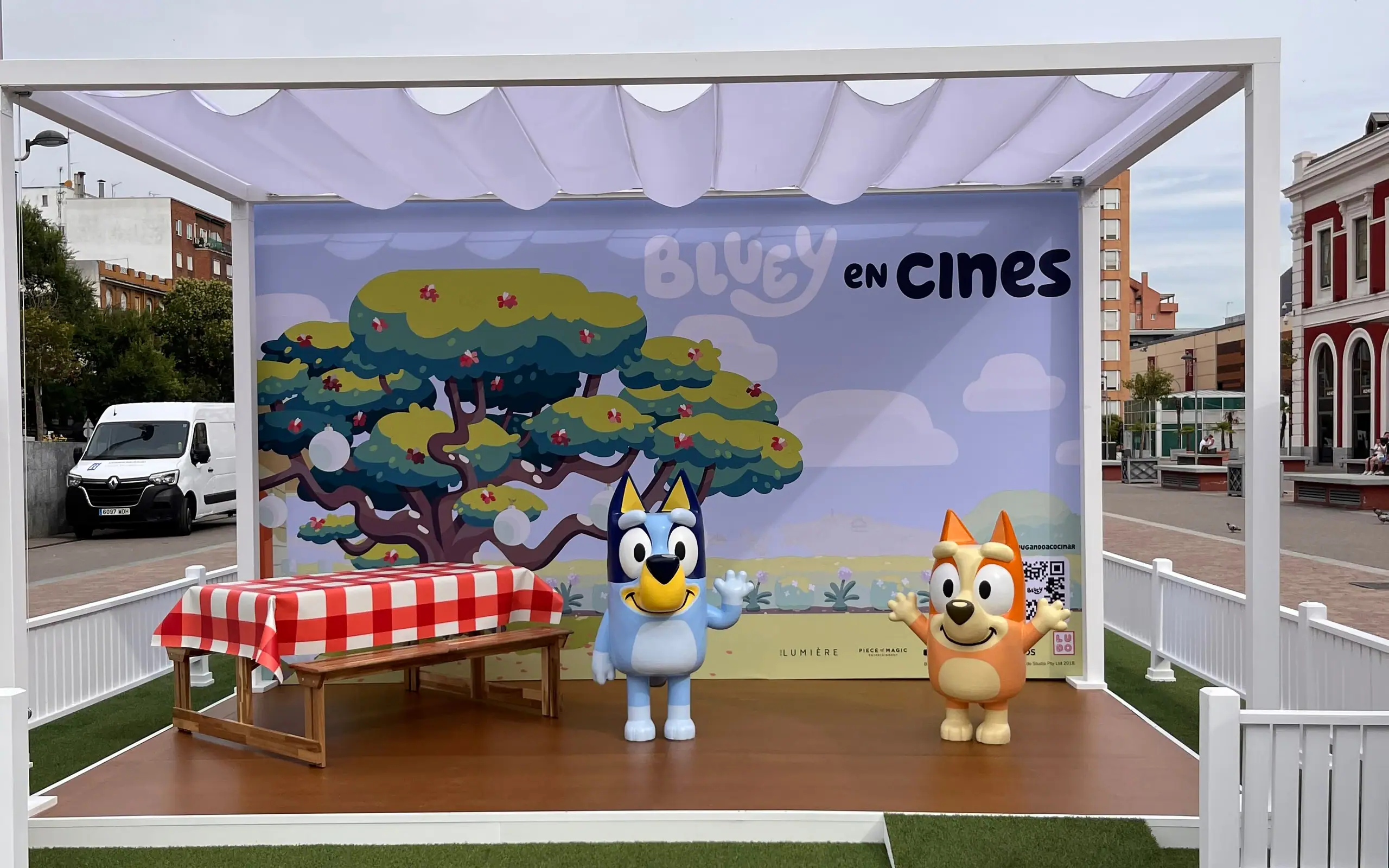 Figuras a tamaño real de Bluey y Bingo en un photocall de «Bluey en cines» montado en una plaza