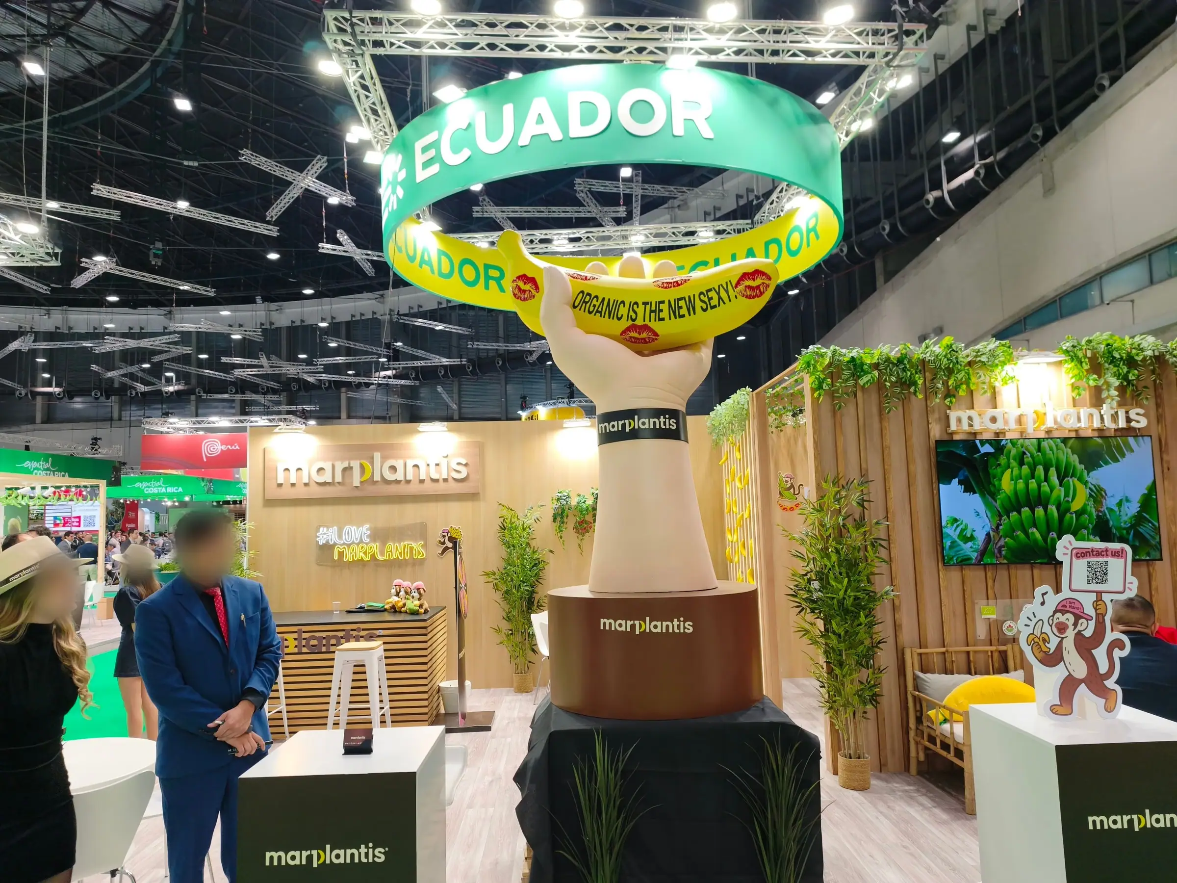 Mano gigante de poliespán sosteniendo un plátano en el centro del stand de Marplantis en una feria