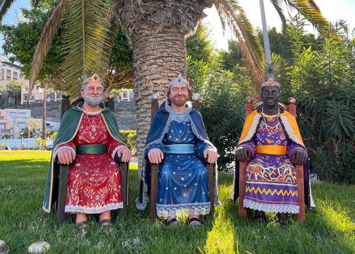 Imágenes religiosas a tamaño real de los tres Reyes Magos, policromados y sentados en sus tronos al aire libre