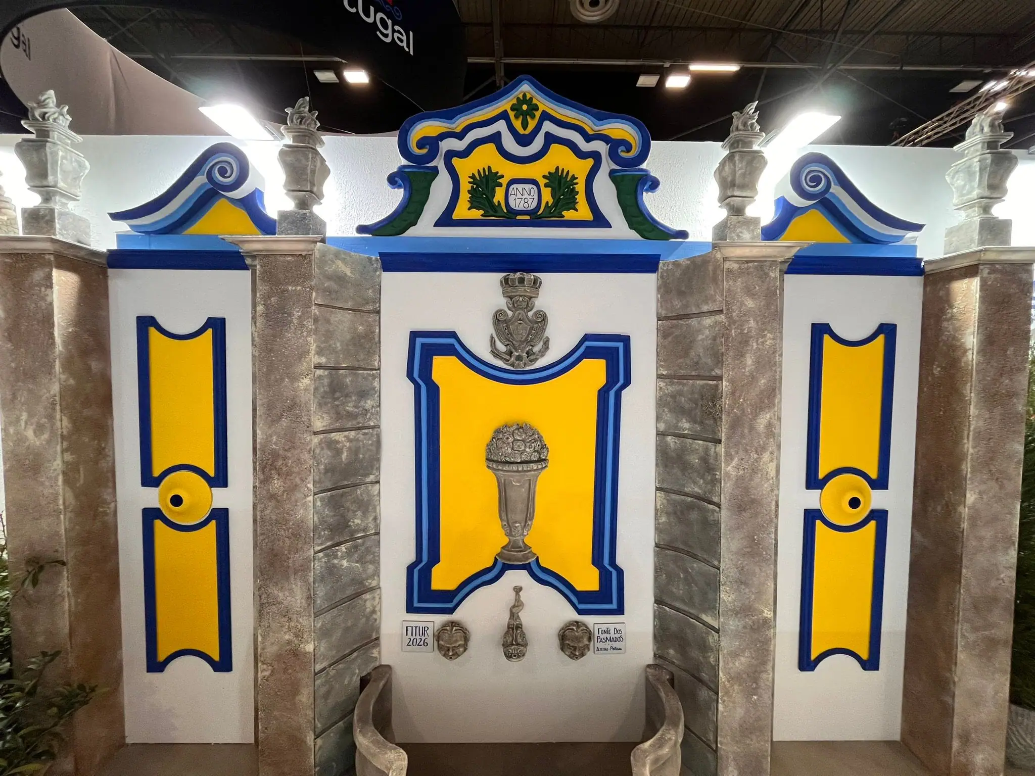 Fachada portuguesa con columnas que imitan piedra y un frontón de azulejo en el stand de Setúbal
