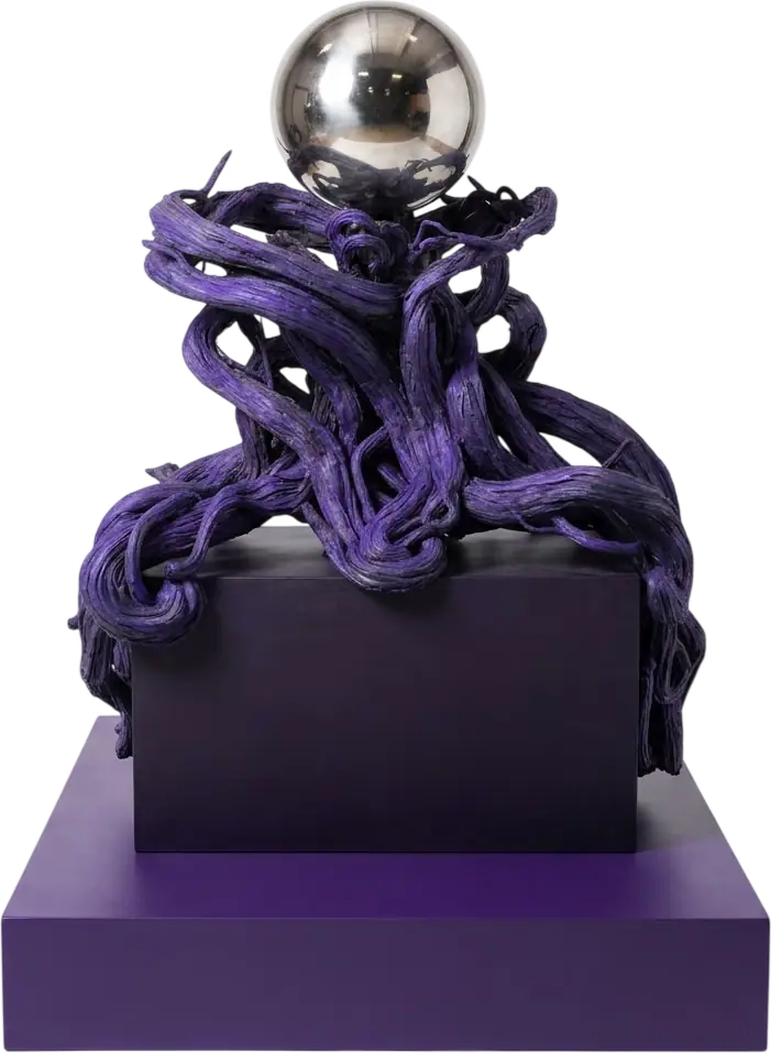 Corpóreo de raíces moradas que sujetan una esfera que pone el pelo de punta al tocarla, sobre una peana morada