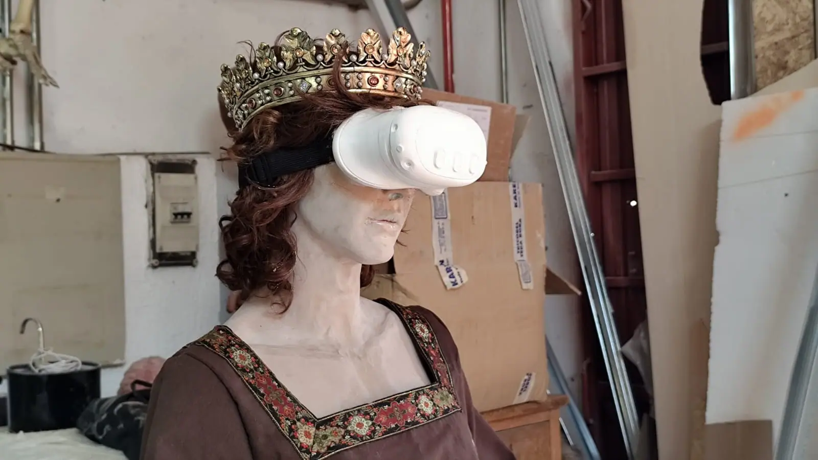 La cabeza de la figura en el taller, con el pelo castaño, la corona y las gafas, antes de ponerle la toca