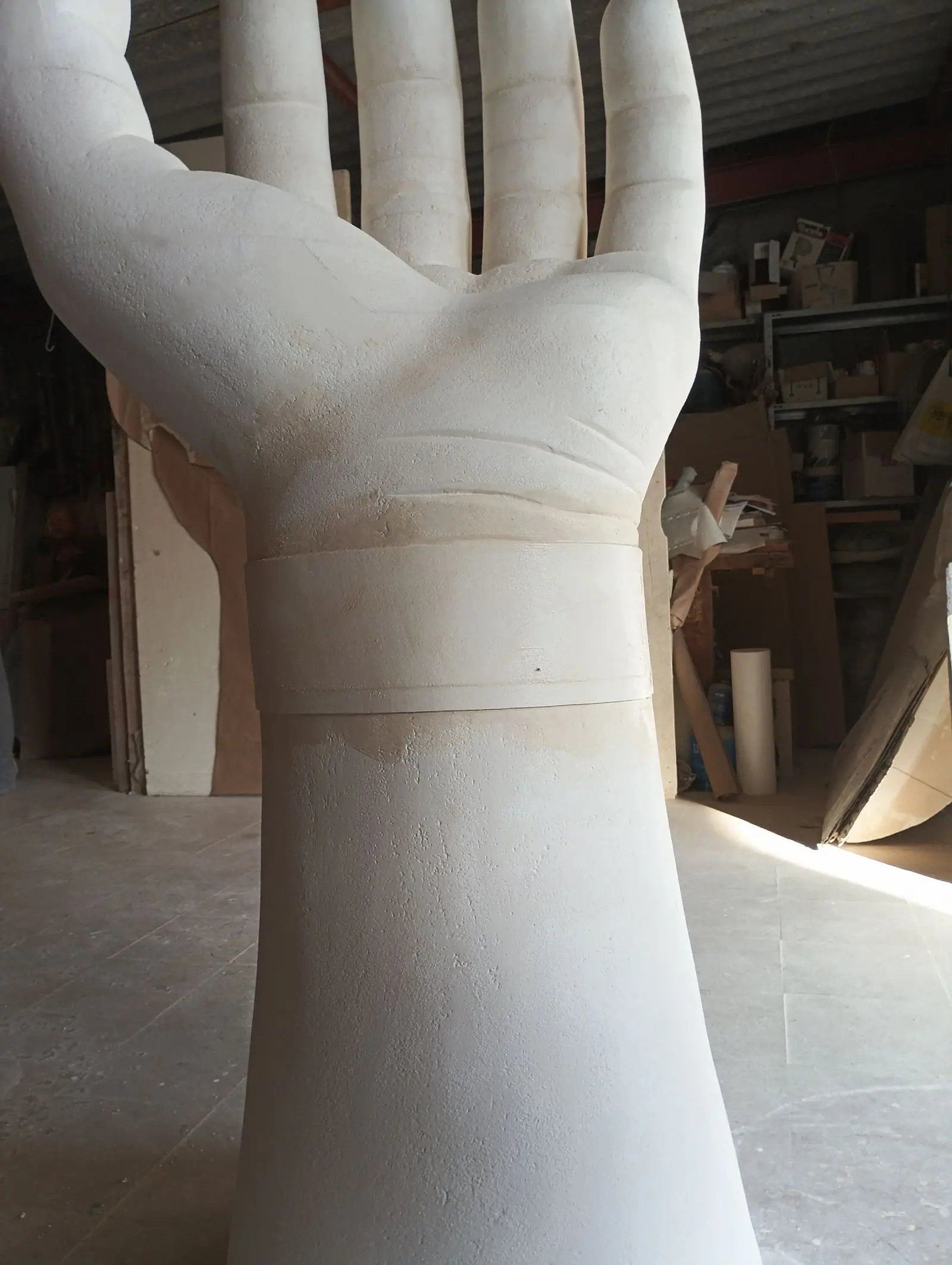 La muñeca de la mano gigante ya recubierta, con la superficie lisa y la marca de la unión
