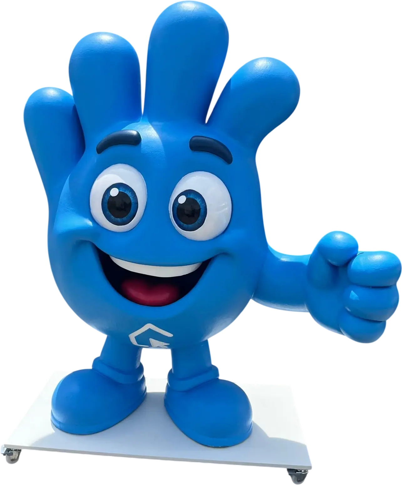Mascota de marca con forma de mano azul sonriente que levanta el pulgar, sobre una peana blanca con ruedas