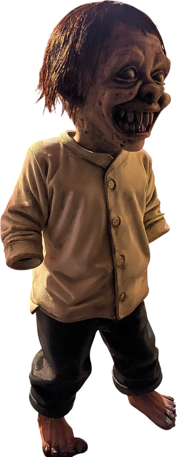 Figura a tamaño real de un niño monstruoso con dientes afilados, para un escape room de Halloween