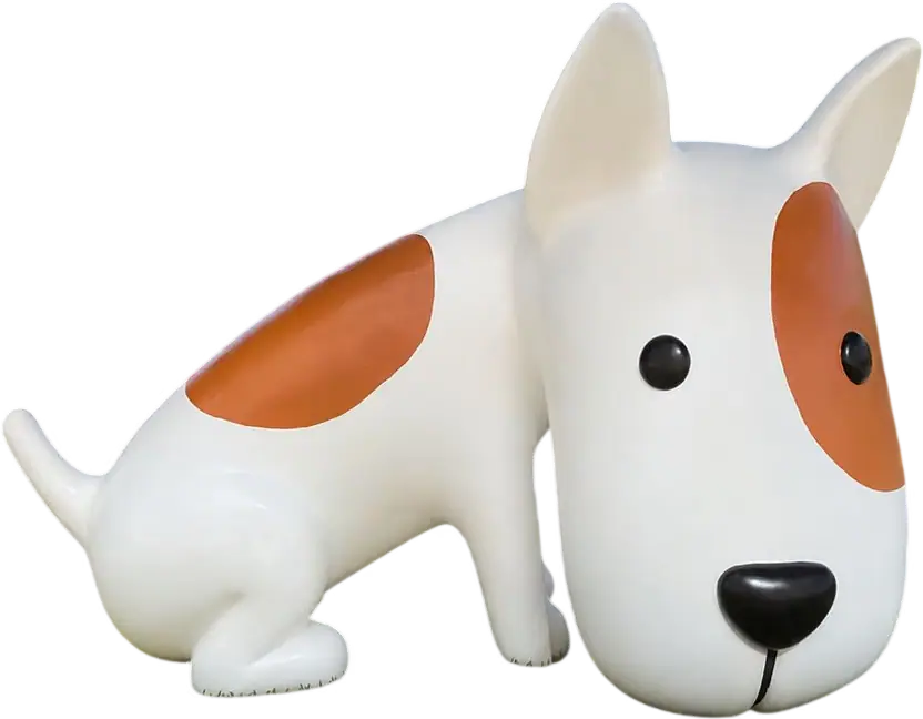 Figura grande de un perro blanco con manchas marrones y orejas de punta, agachado