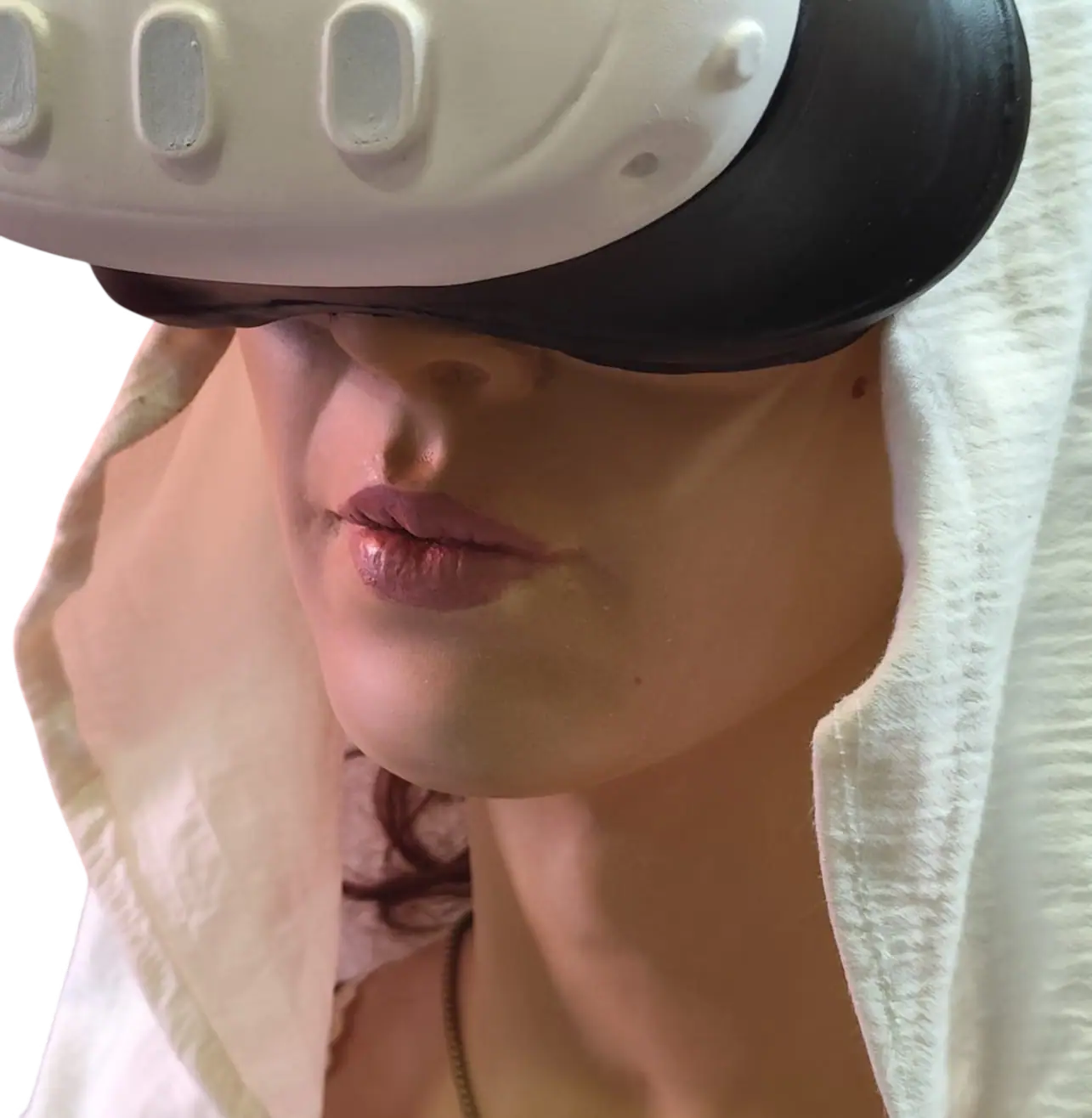 Primer plano de la figura hiperrealista de Isabel la Católica, con la piel y los labios pintados a mano bajo las gafas