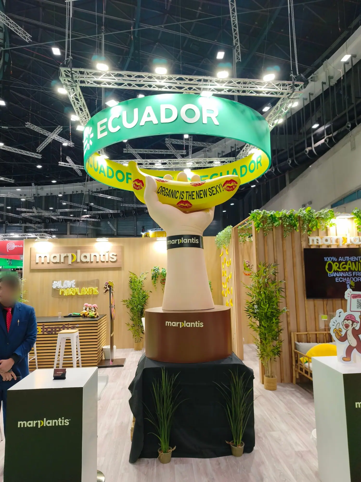 La misma mano gigante de poliespán terminada, recubierta y pintada, en el stand de Marplantis