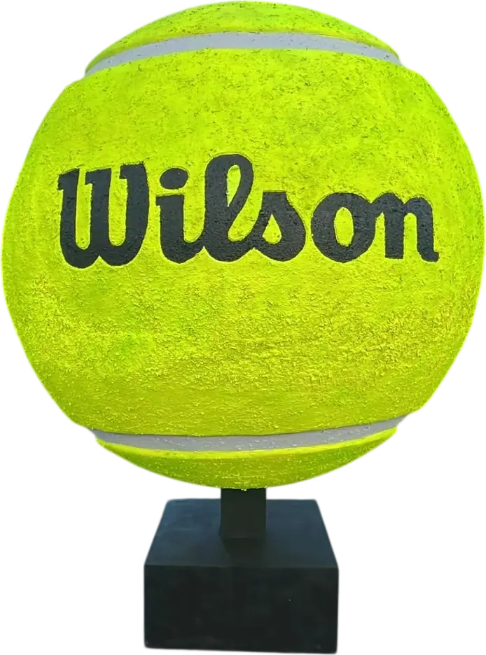 Ficticio de una pelota de tenis gigante con el logotipo de Wilson, sobre su peana