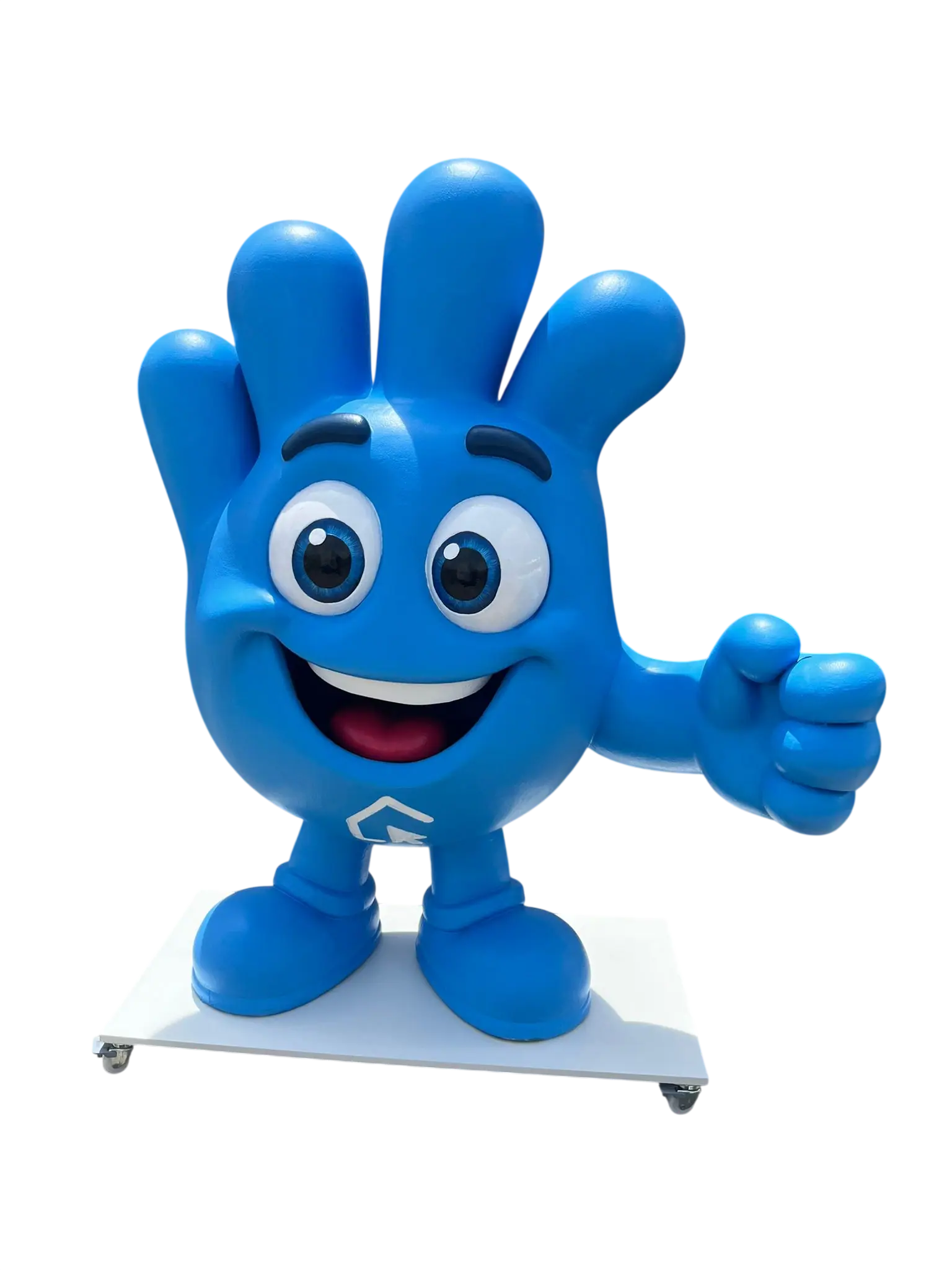 Mascota de marca en forma de mano azul sonriente, con el pulgar arriba, sobre una peana con ruedas