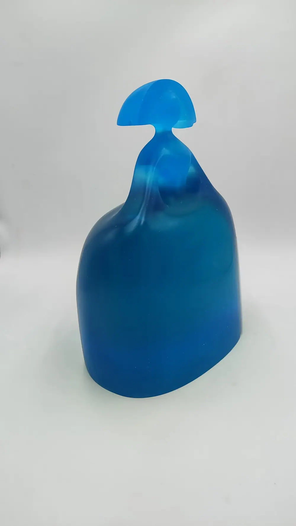 Figura de resina epoxi azul translúcida con forma de menina estilizada