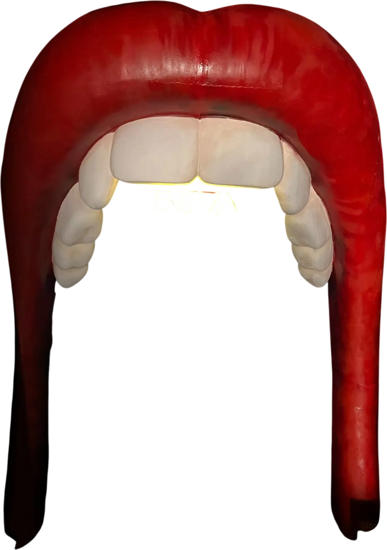 Photocall con forma de boca gigante, con labios rojos, dientes y el logotipo de BBVA dentro