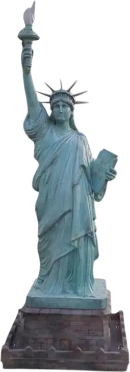 Estatua de la Libertad con pátina verde de cobre envejecido, la antorcha en alto y el pedestal de piedra