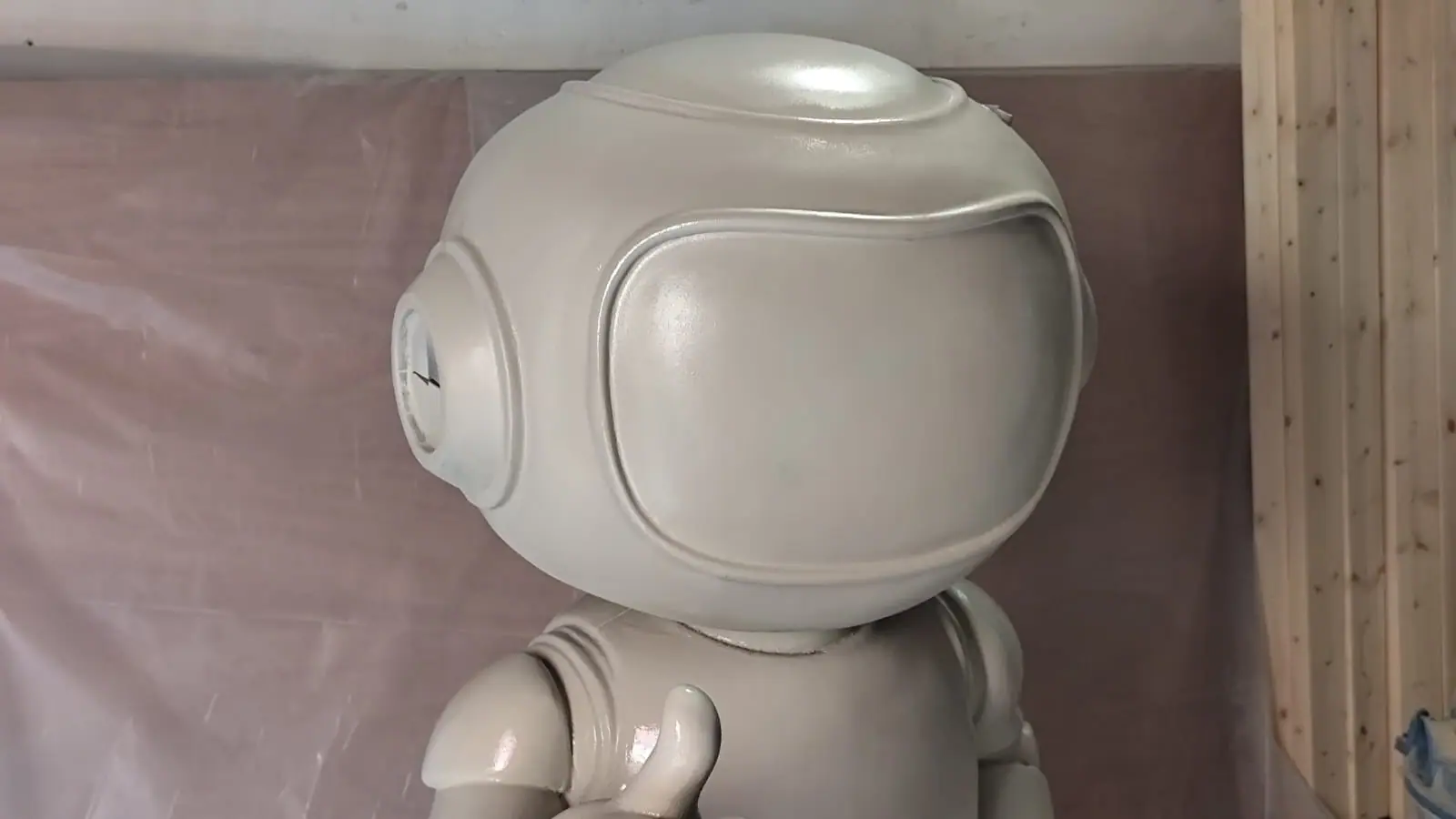 La cabeza del robot con el aparejo gris claro, lisa y lista para pintar