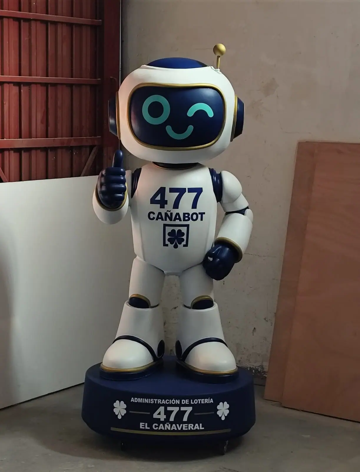 Cañabot terminado sobre su peana azul con el nombre de la administración de lotería 477