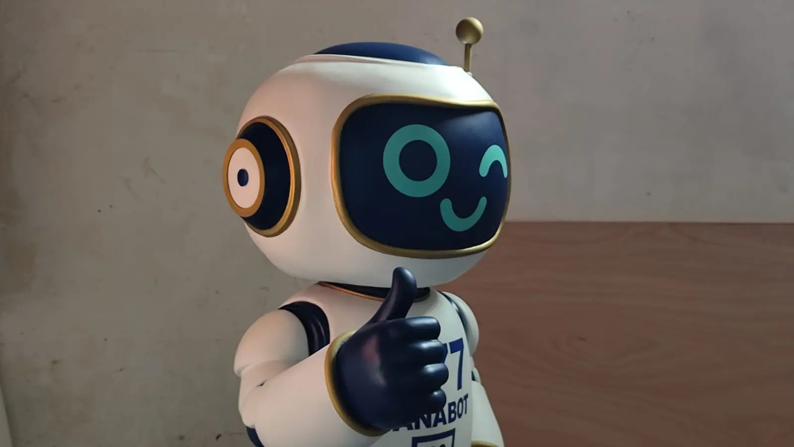 Detalle de la cara del robot y del número 477 de Cañabot en el pecho