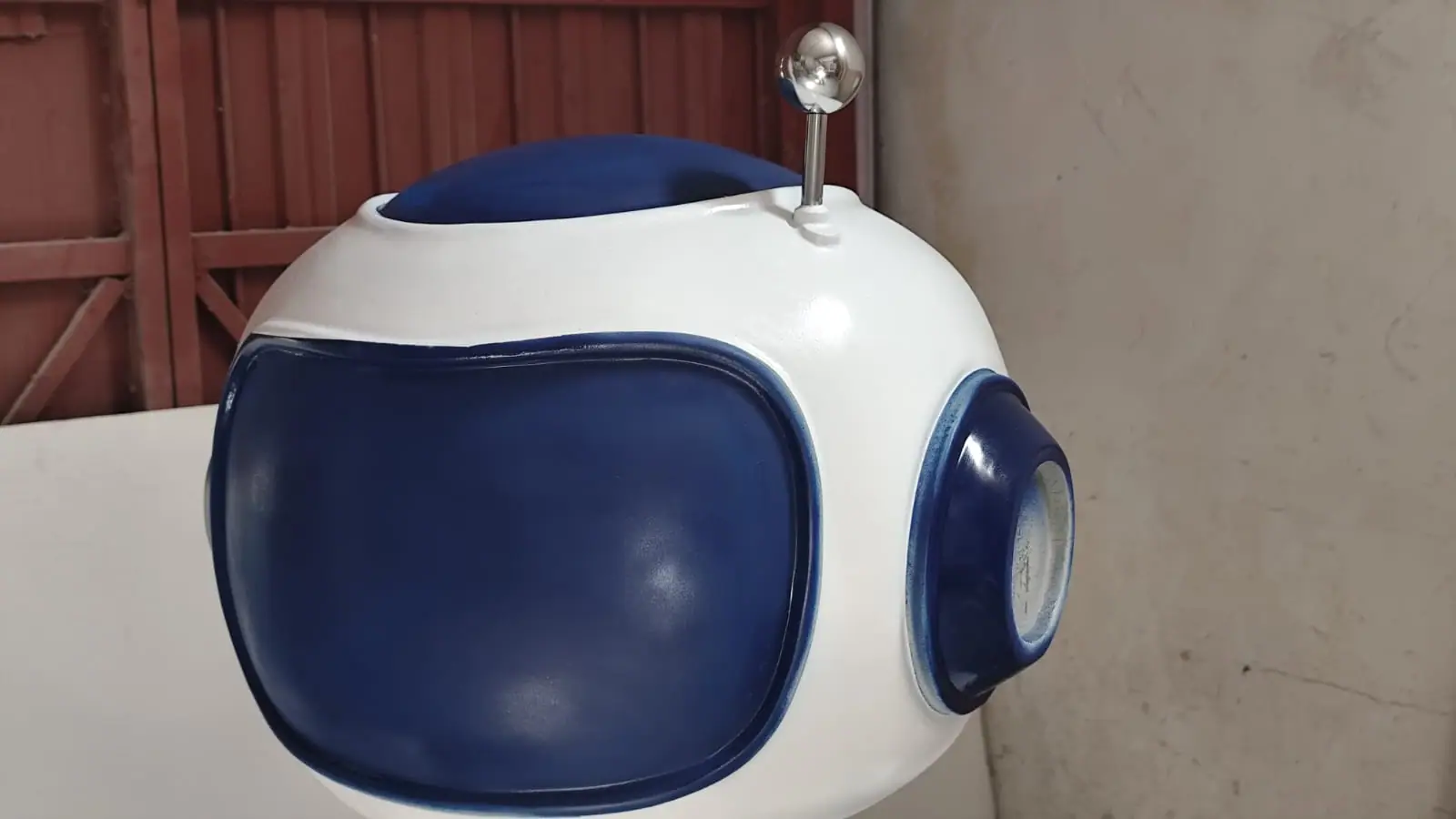 La cabeza del robot pintada en blanco brillante con la pantalla en azul oscuro