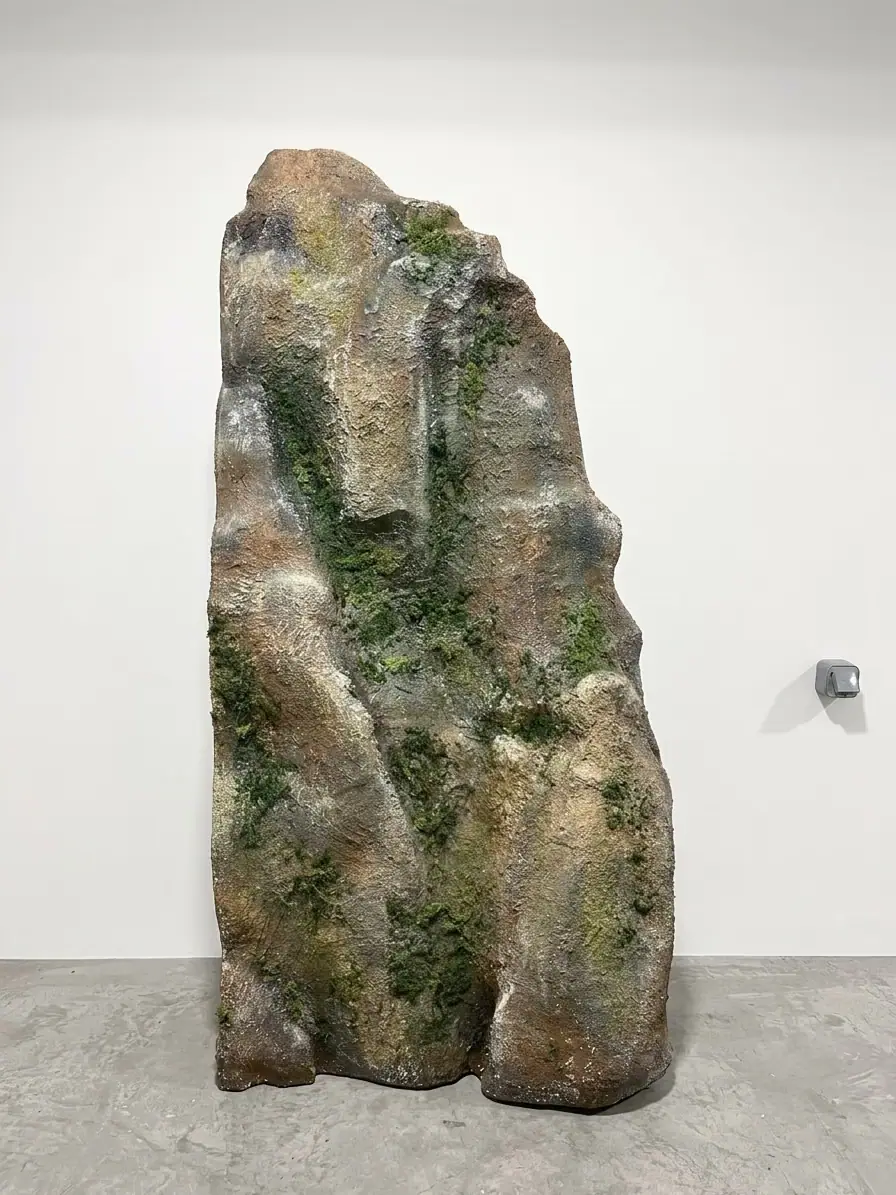 Roca artificial alta con textura de piedra y musgo pintado a mano, terminada en el taller