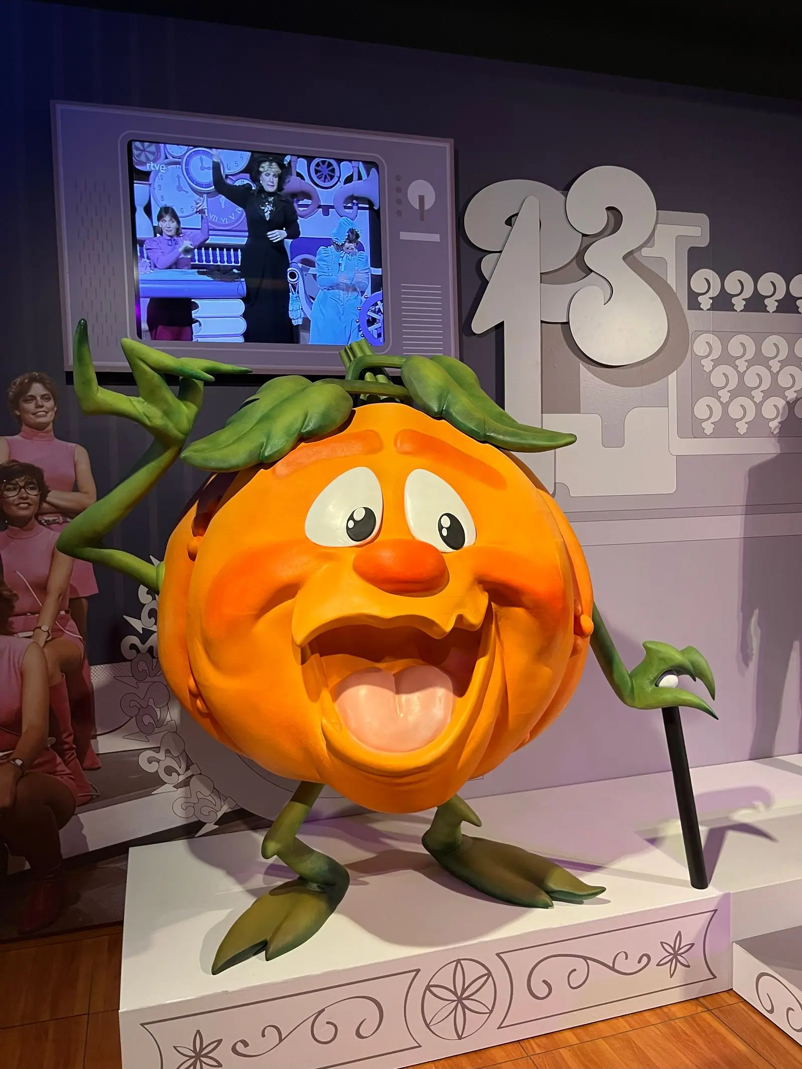 Escultura de Ruperta, la calabaza de dibujos animados del Un, dos, tres, con la boca abierta y el bastón
