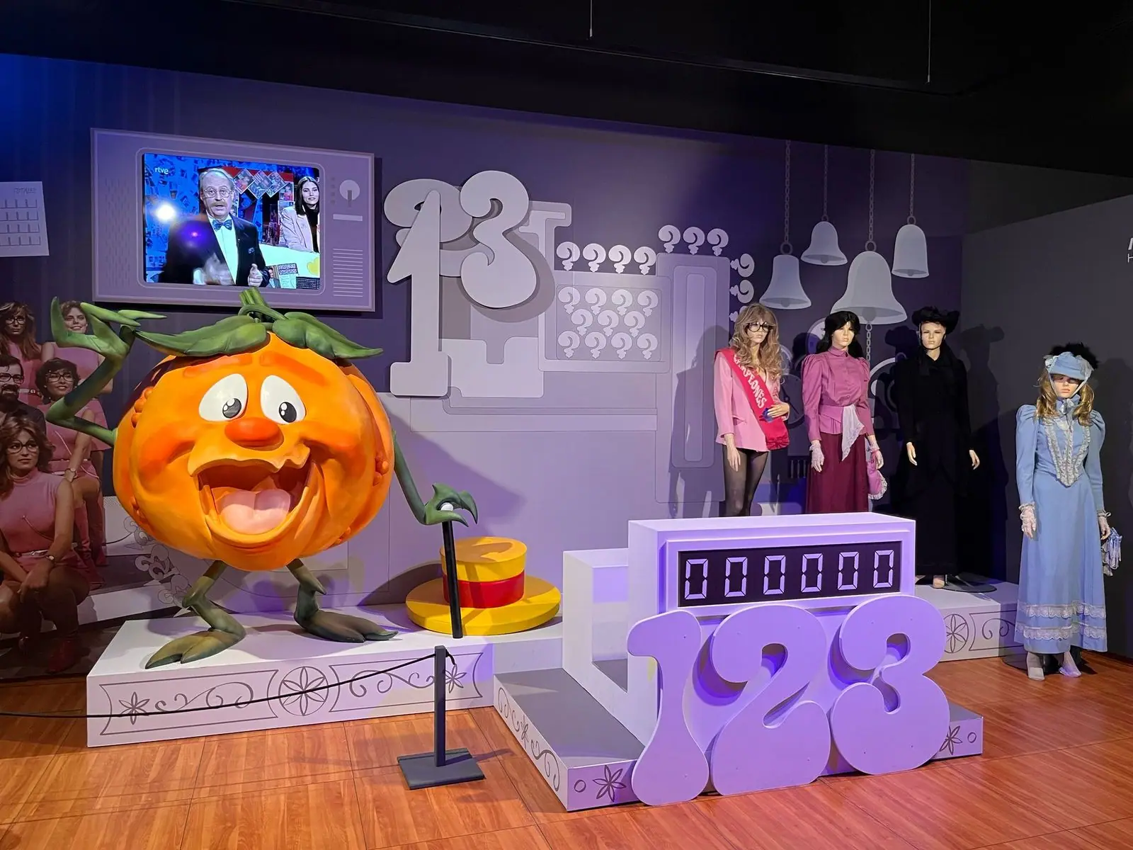 El decorado de la exposición del Un, dos, tres, con Ruperta, el marcador del 1, 2, 3, vestuario del programa y pantallas