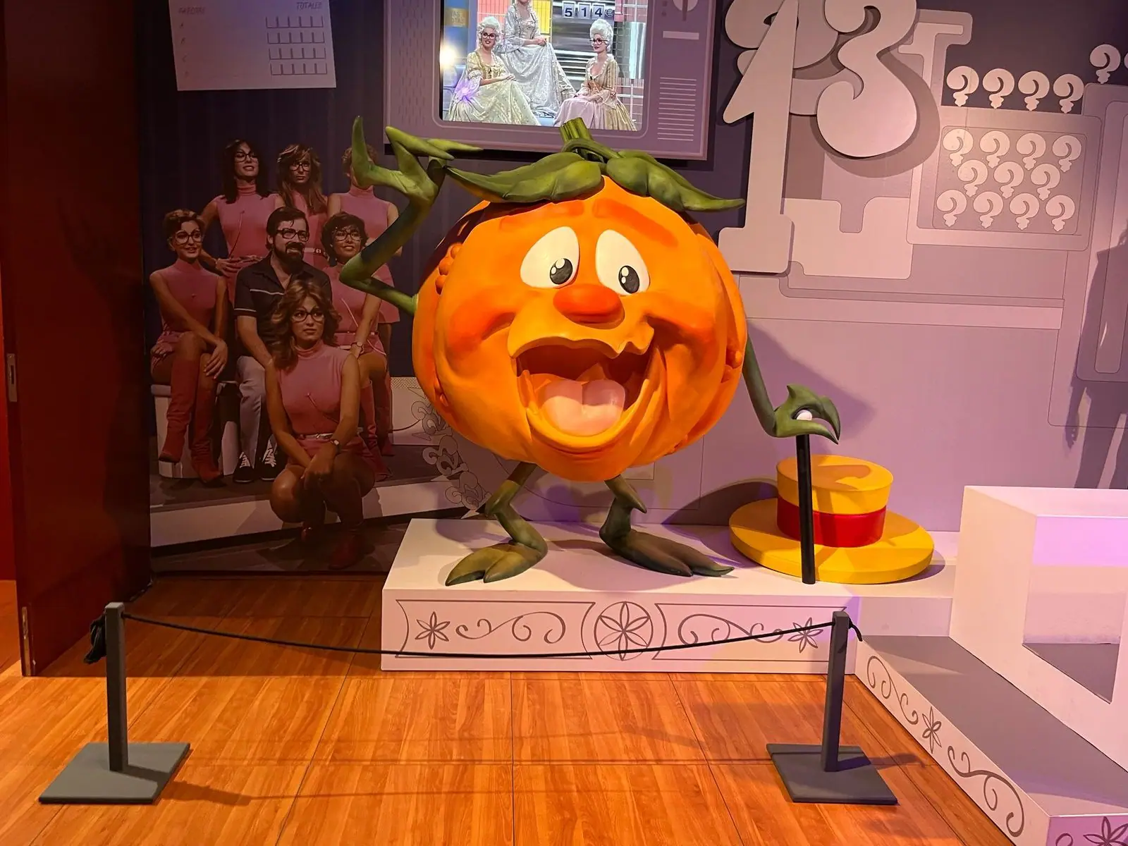 Ruperta en la sala de la exposición, protegida por un cordón, con el sombrero a su lado
