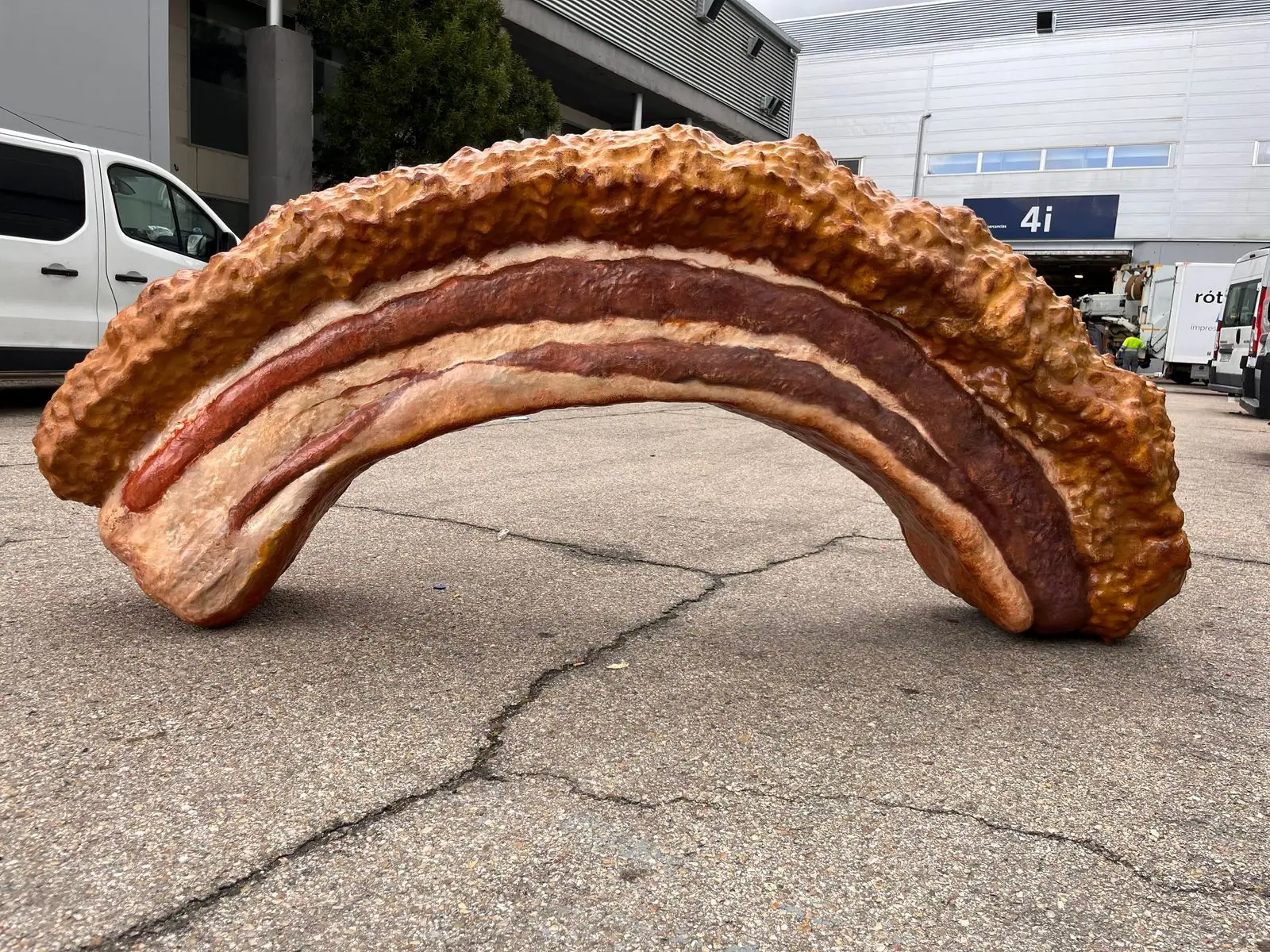 Torrezno gigante de poliespán, comida ficticia con la corteza dorada y las vetas de grasa y carne