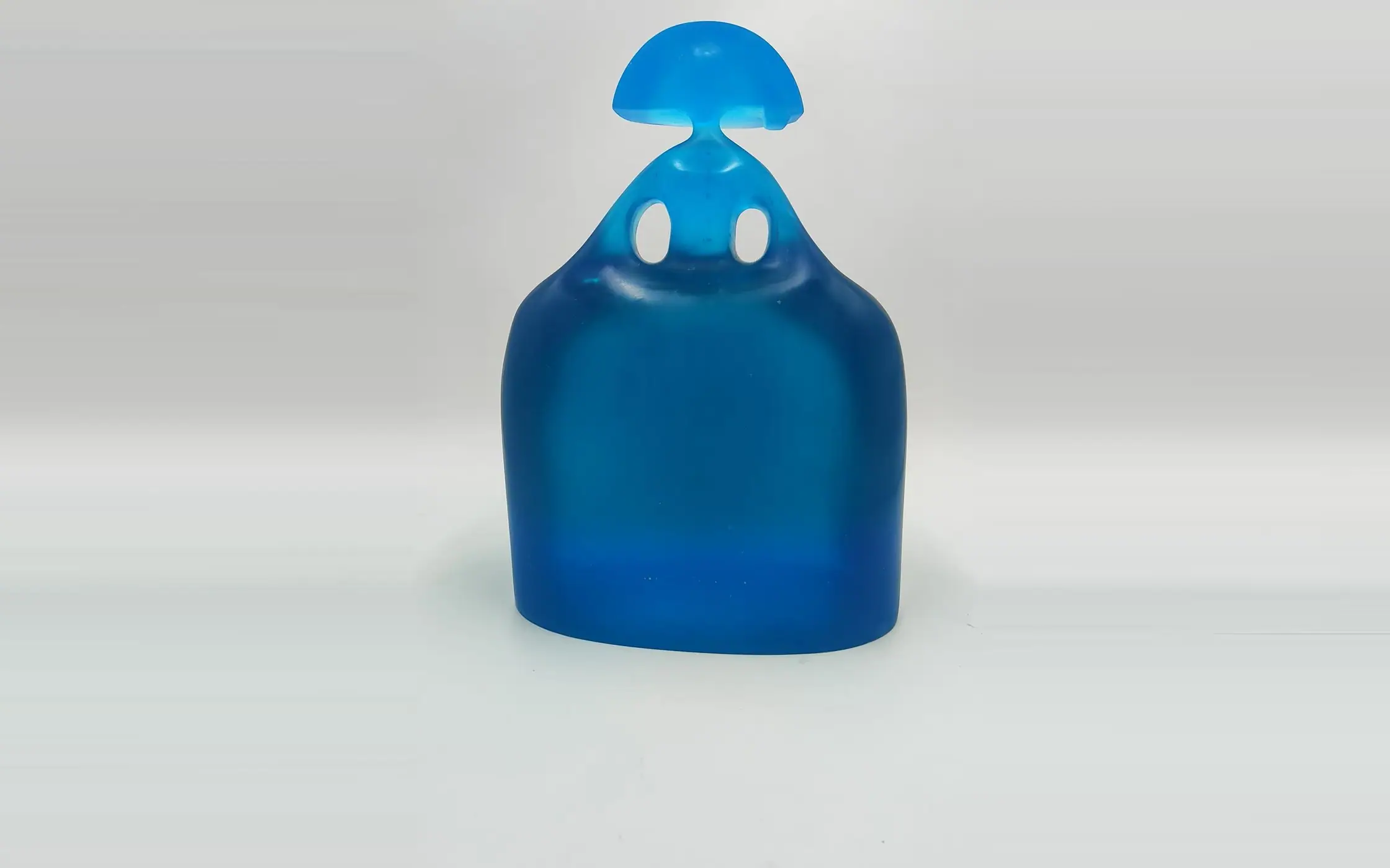 Figura de resina epoxi azul translúcida con forma de menina estilizada